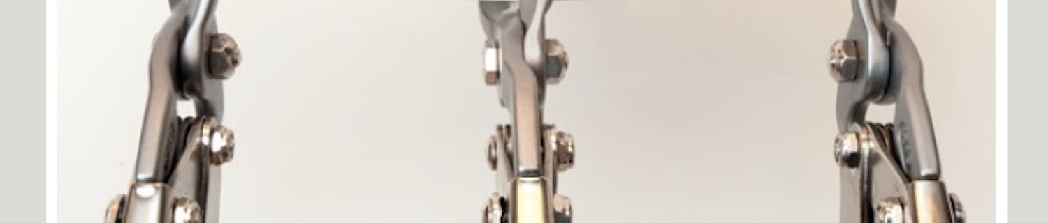 Er platesaksen til høyre- eller venstrehendte?